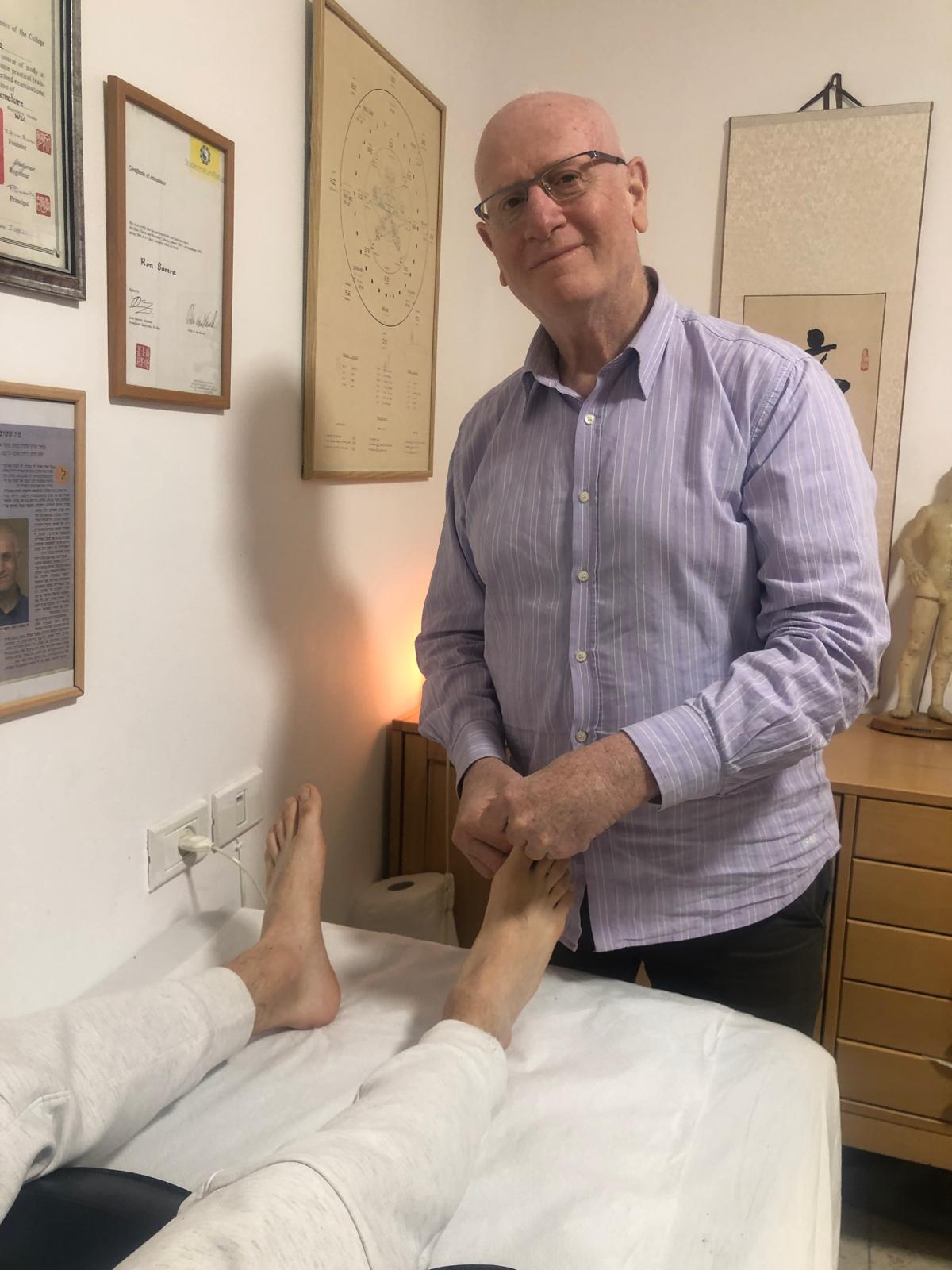 רון במהלך אבחון עם מטופל